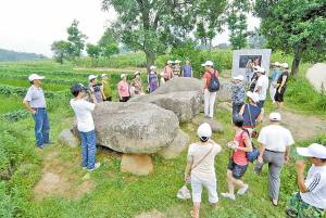 探秘大石墓。 涼山在線.jpg